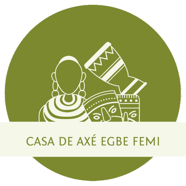 Logotipo da Casa de Axé Egbe Femi: figura de torso listrado, tambor e máscaras em verde-oliva e creme